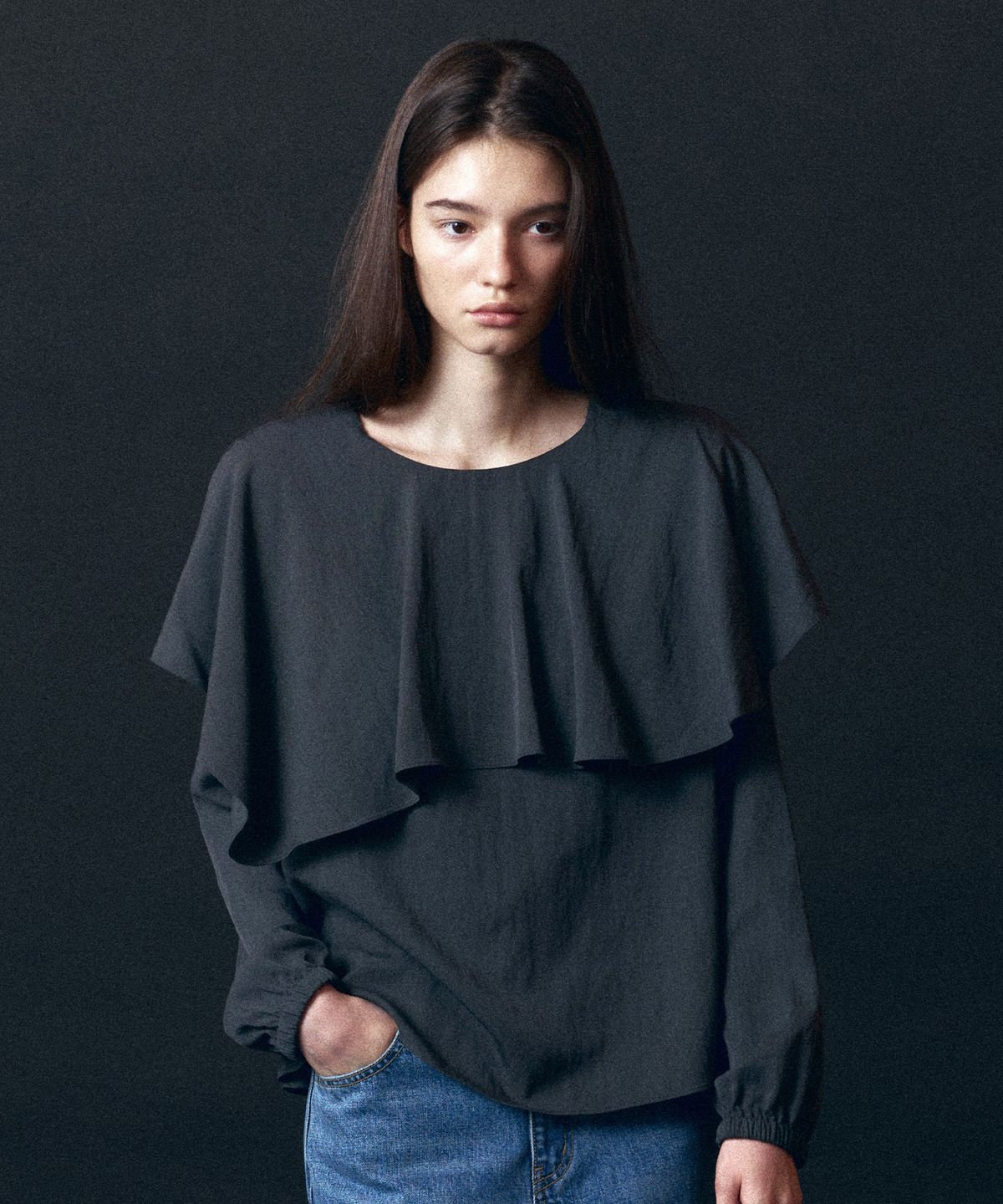 토와브(TOWAV) EDIT CAPE BLOUSE_CHARCOAL