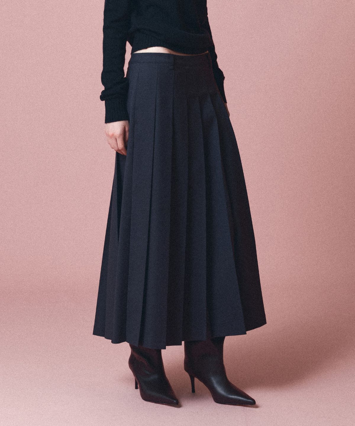 토와브(TOWAV) SHELL PLEATS SKIRT_CHARCOAL