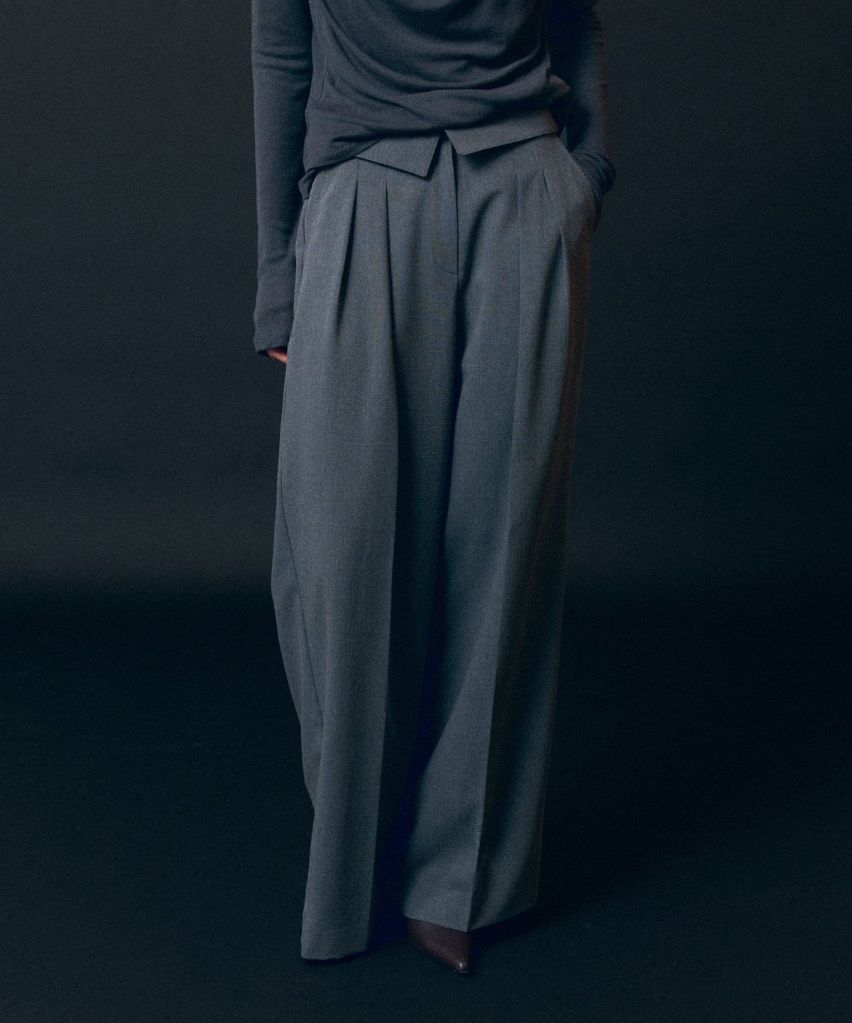 토와브(TOWAV) DELPA SLACKS_CHARCOAL