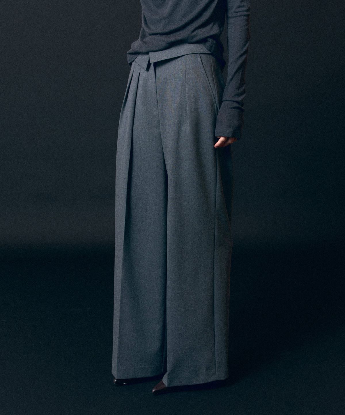 토와브(TOWAV) DELPA SLACKS_CHARCOAL
