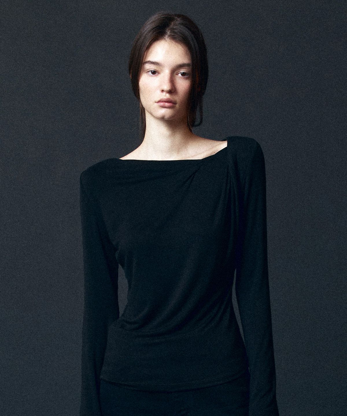 토와브(TOWAV) NEST COWL NECK TEE_BLACK