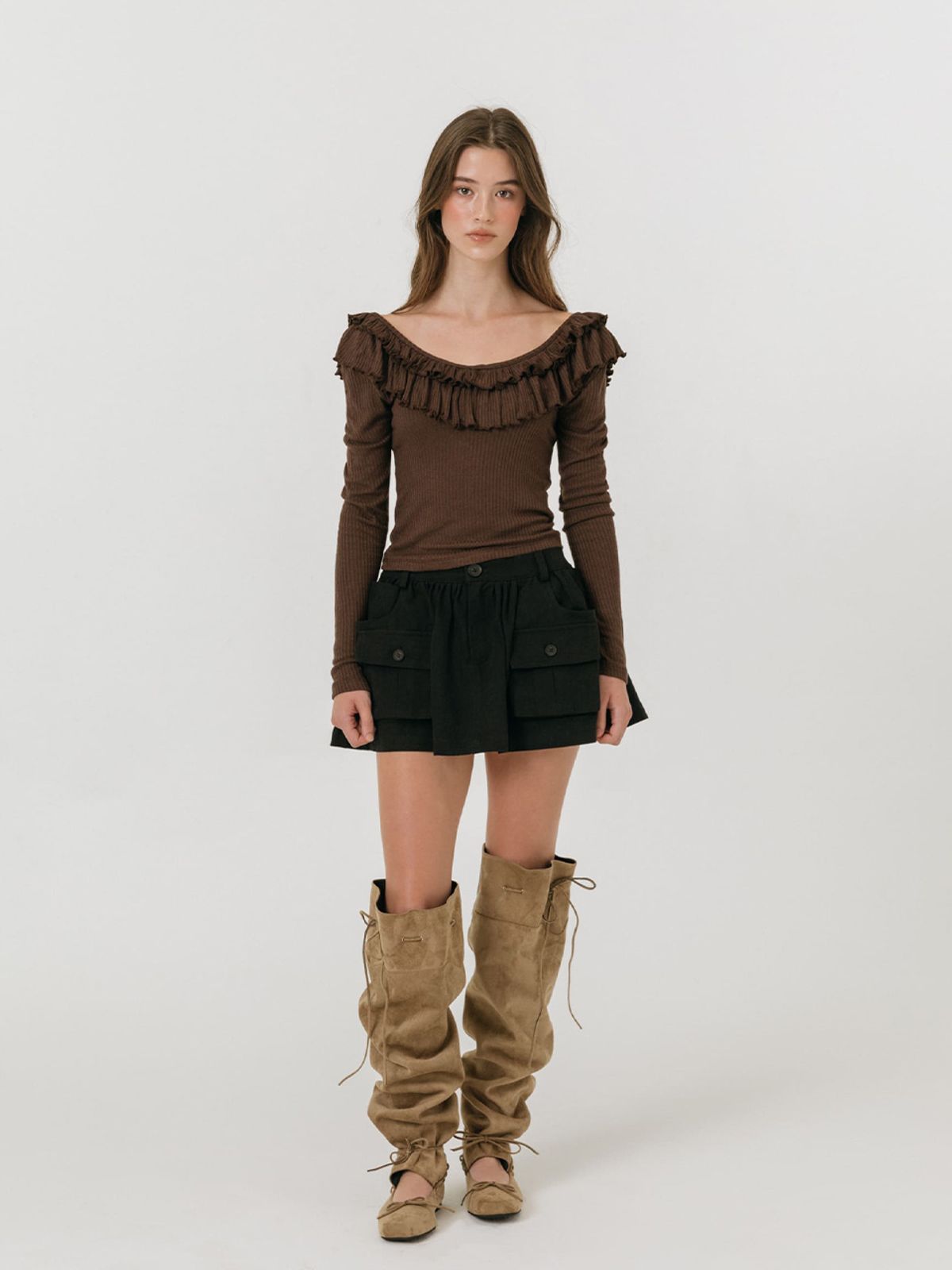 모이페어(MOIFAIRE) DOUBLE FRILL OFF SHOULDER T-SHIRT / BROWN