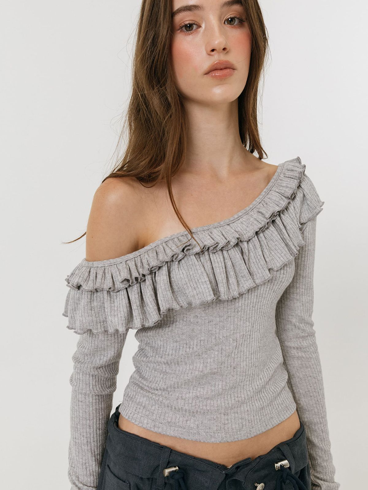 모이페어(MOIFAIRE) DOUBLE FRILL OFF SHOULDER T-SHIRT / GREY