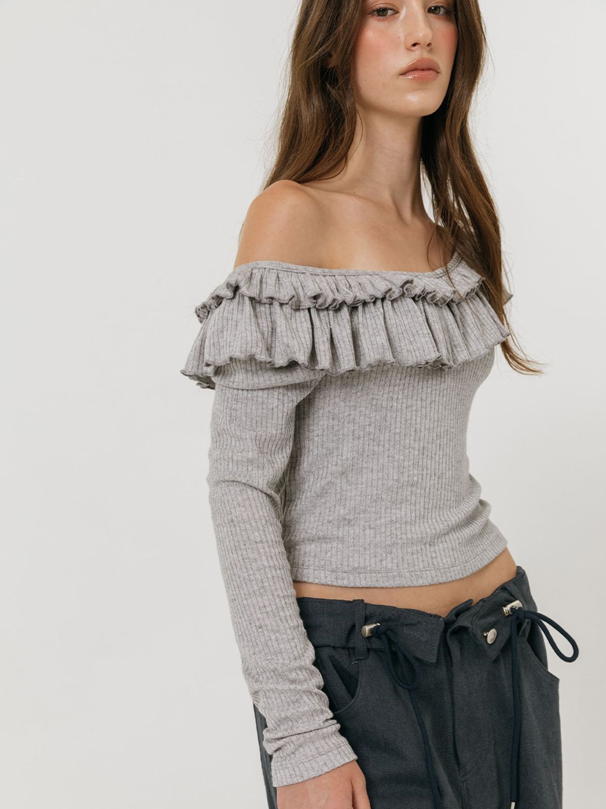 모이페어(MOIFAIRE) DOUBLE FRILL OFF SHOULDER T-SHIRT / GREY