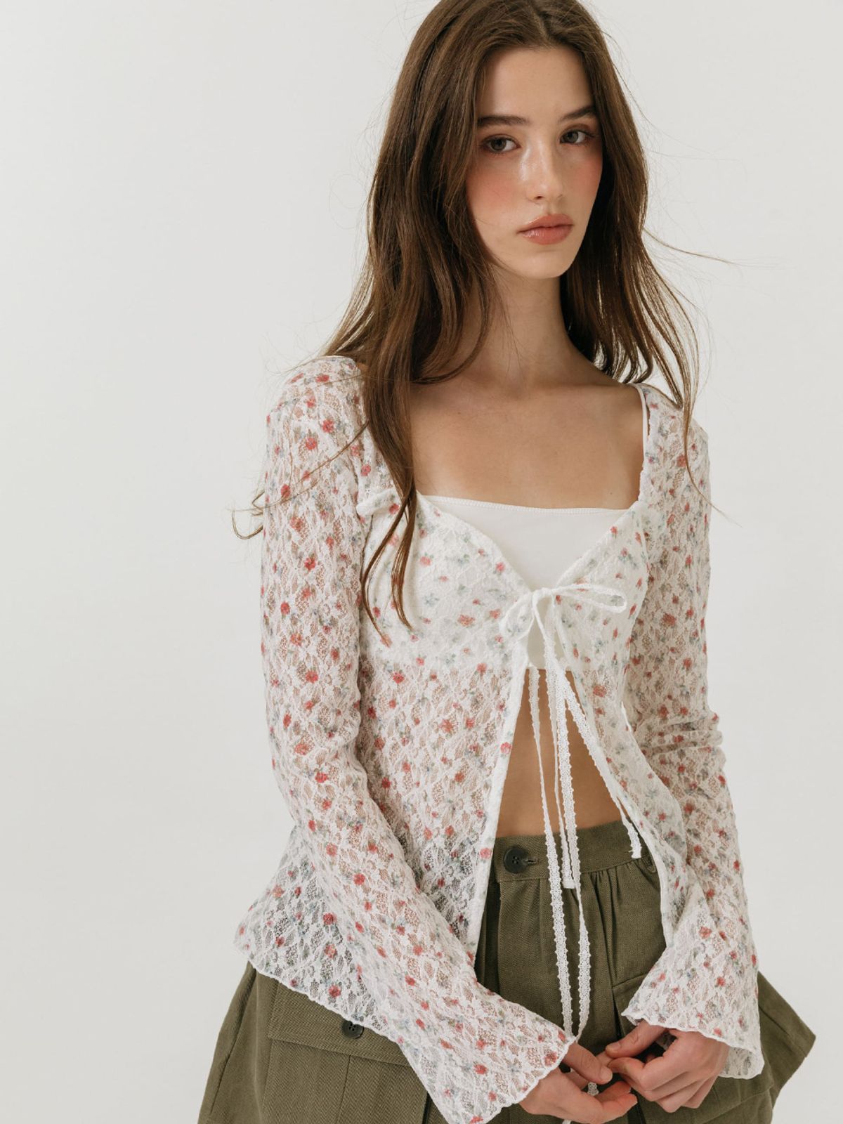 모이페어(MOIFAIRE) FLOWER STRAP CARDIGAN / WHITE