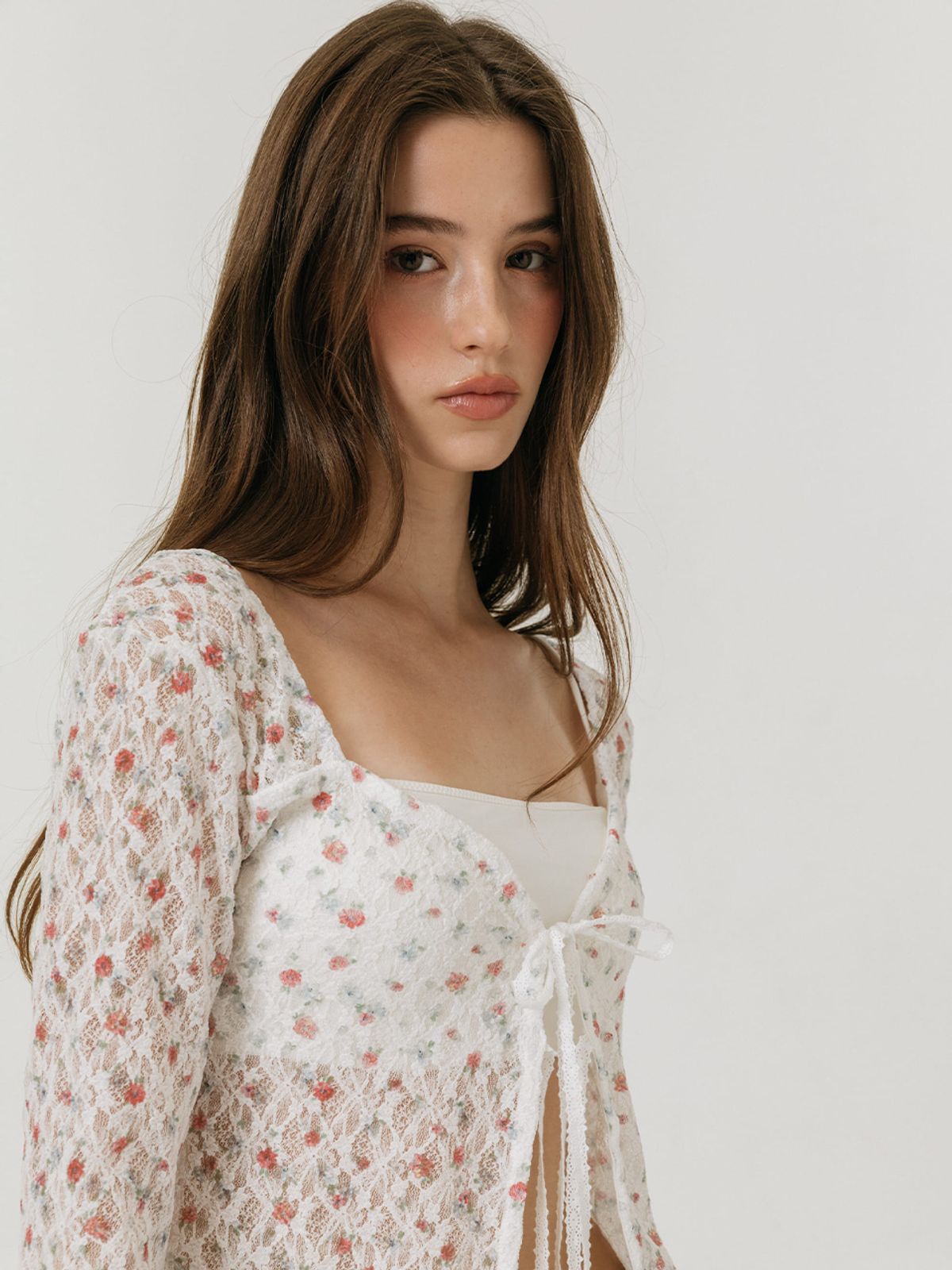 모이페어(MOIFAIRE) FLOWER STRAP CARDIGAN / WHITE