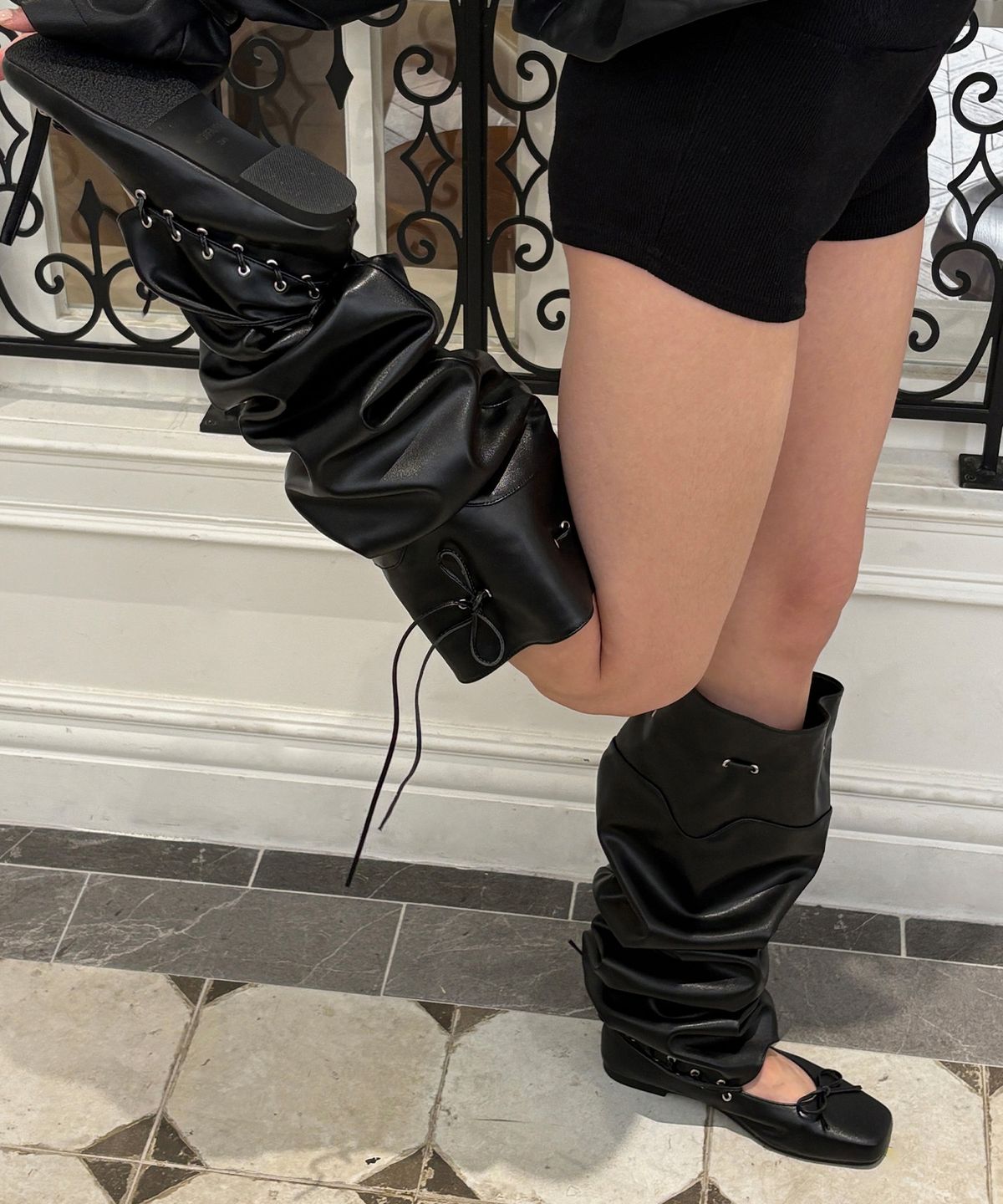 모이페어(MOIFAIRE) STRAP FLAT BOOTS / BLACK