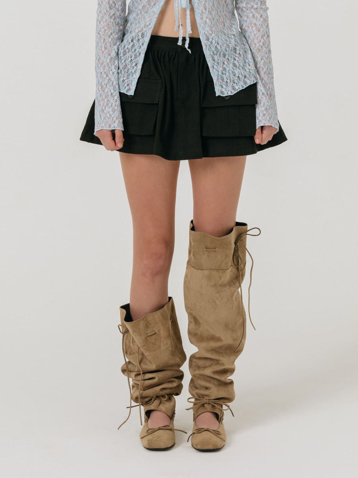 모이페어(MOIFAIRE) STRAP FLAT SUEDE BOOTS / BEIGE
