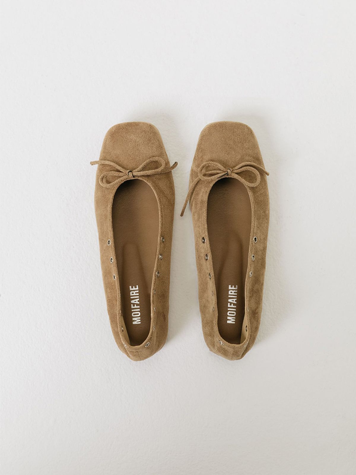 모이페어(MOIFAIRE) STRAP FLAT SUEDE BOOTS / BEIGE