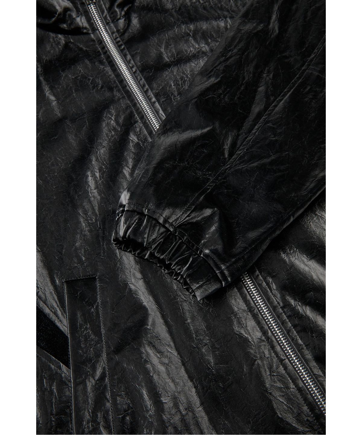 이로(IRO) Brut 글로시 크링클 레더라이크 하이넥 점퍼 IQUAA26702BKX