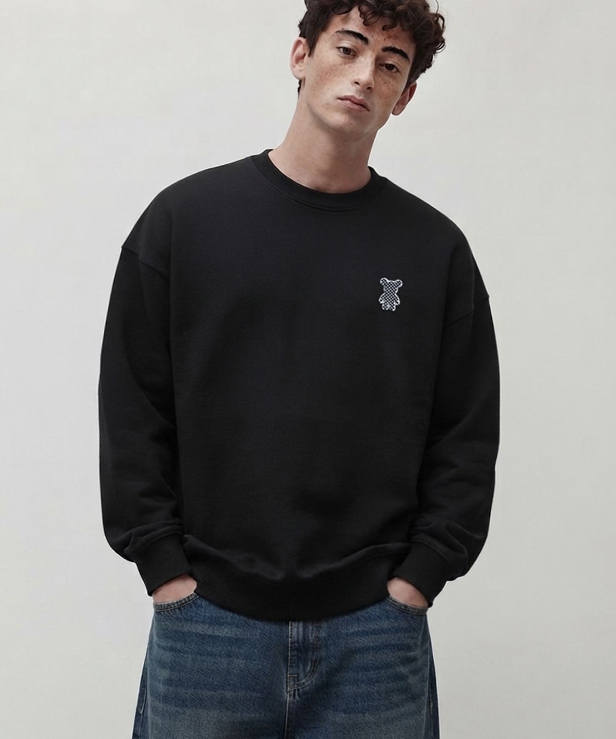 엠블룩(AMBLELOOK) 레귤러 스웨트셔츠 체크곰돌이와펜 (3color)