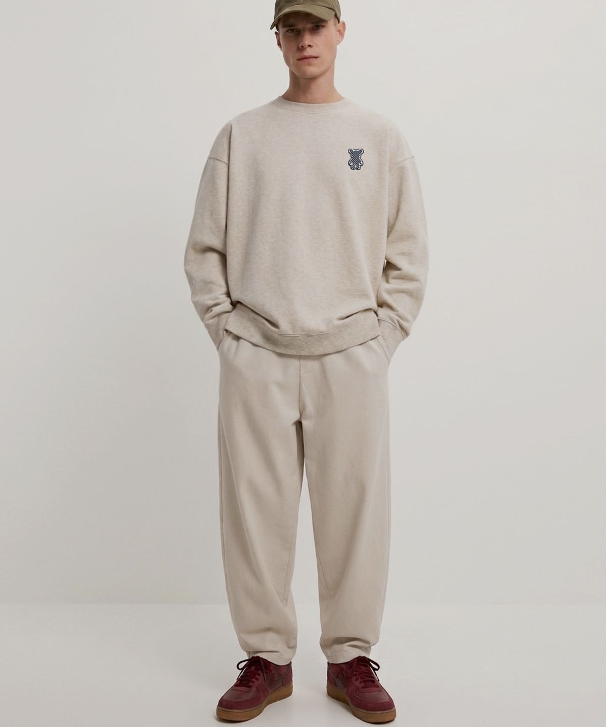 엠블룩(AMBLELOOK) 레귤러 스웨트셔츠 체크곰돌이와펜 (3color)