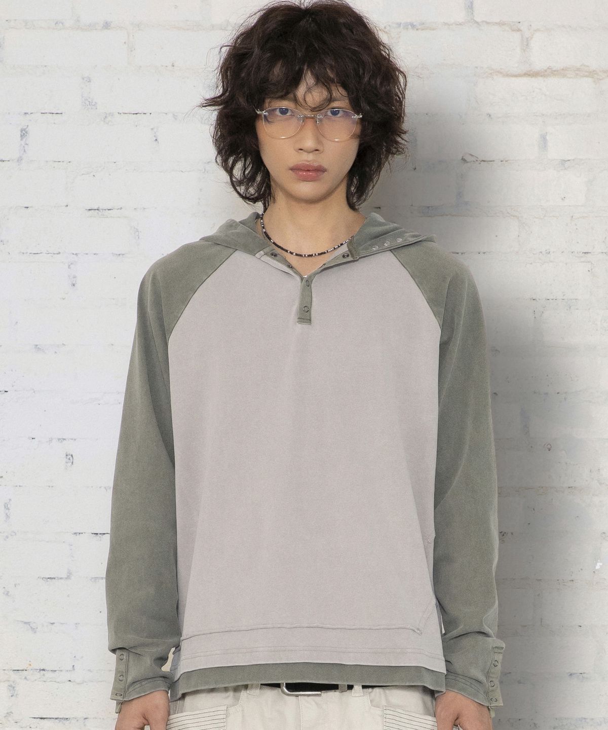 엑스톤즈(XTONZ) XTT170 래글런 헨리넥 워싱 크롭 후디 (KHAKI)