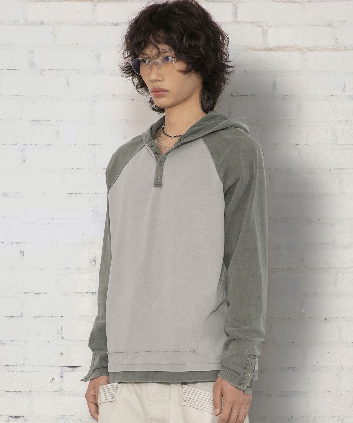 엑스톤즈(XTONZ) XTT170 래글런 헨리넥 워싱 크롭 후디 (KHAKI)