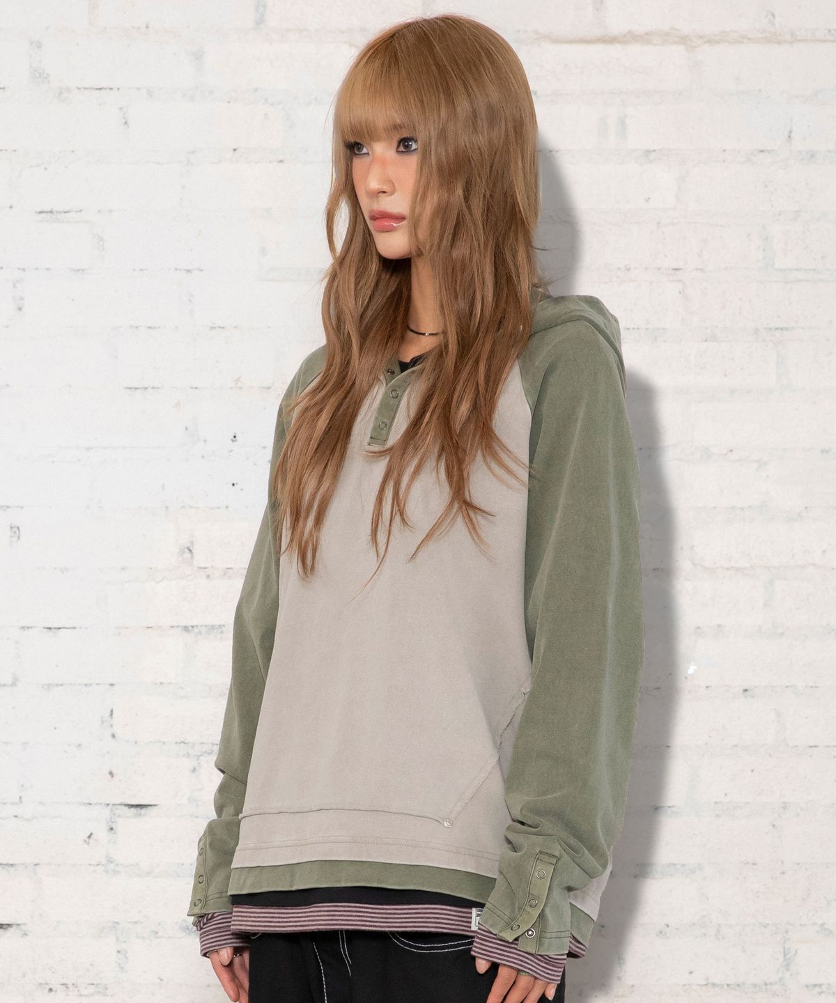 엑스톤즈(XTONZ) XTT170 래글런 헨리넥 워싱 크롭 후디 (KHAKI)