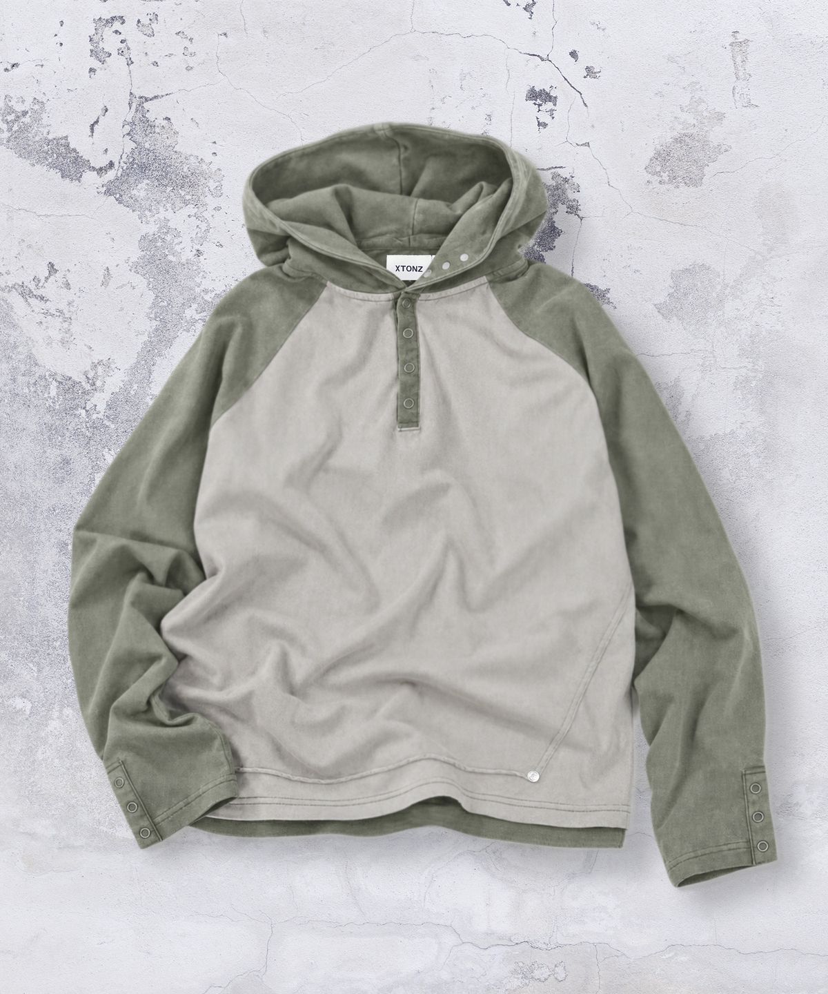 엑스톤즈(XTONZ) XTT170 래글런 헨리넥 워싱 크롭 후디 (KHAKI)