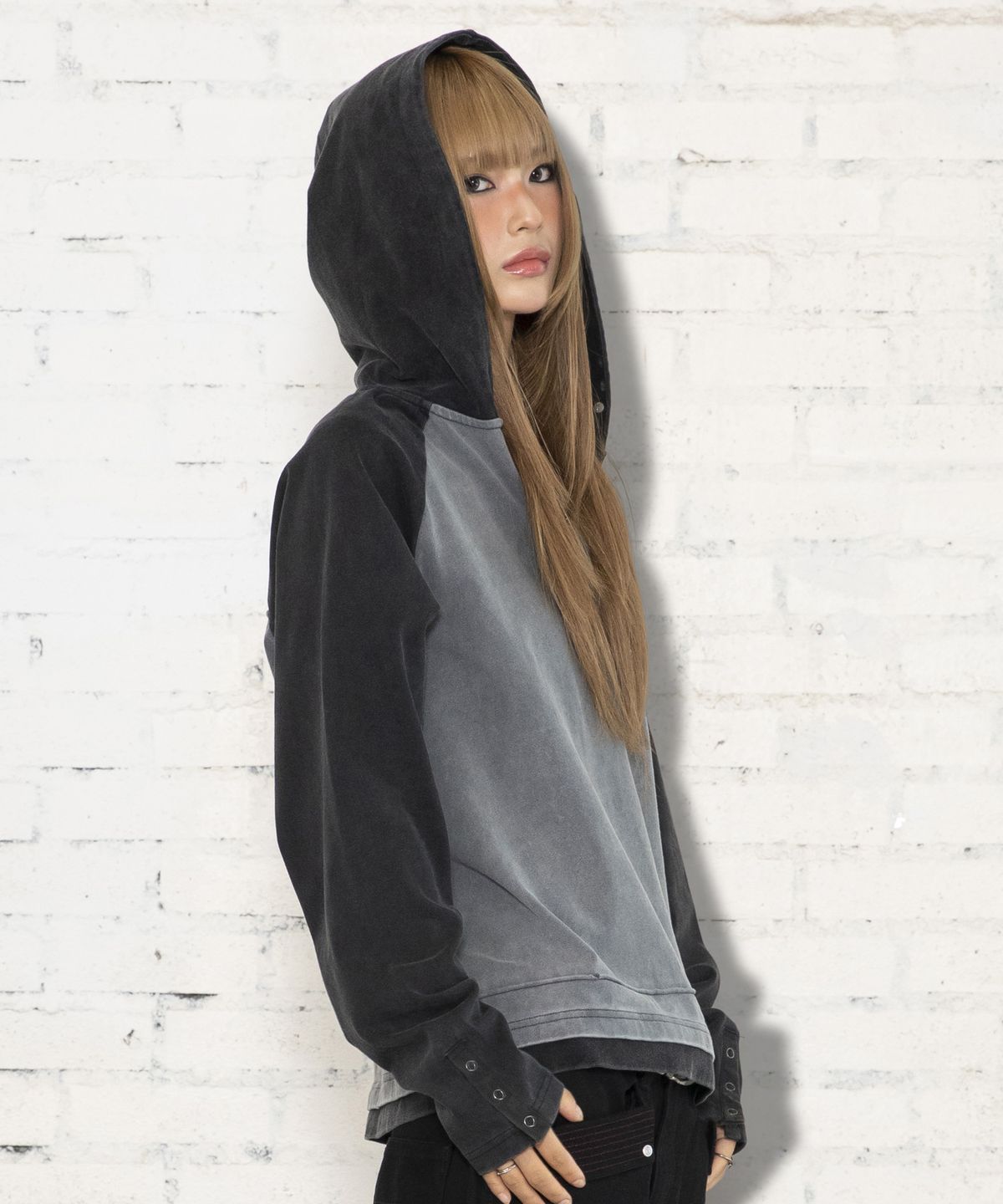 엑스톤즈(XTONZ) XTT170 래글런 헨리넥 워싱 크롭 후디 (BLACK)