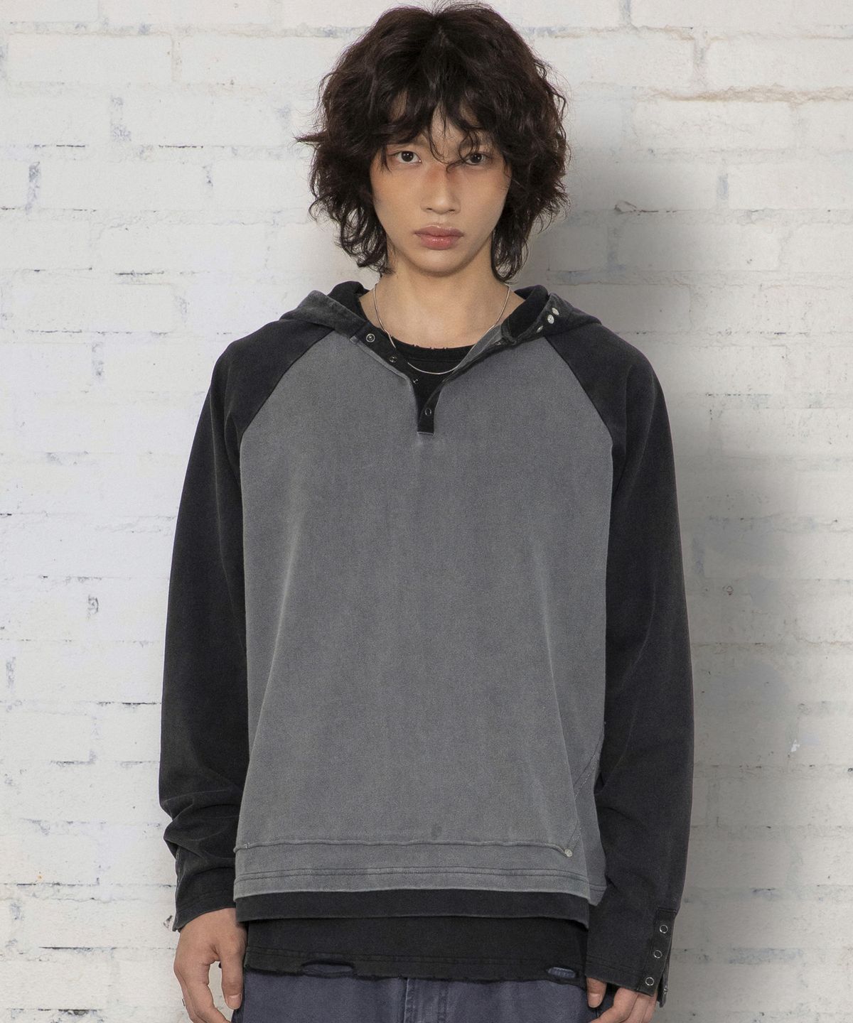 엑스톤즈(XTONZ) XTT170 래글런 헨리넥 워싱 크롭 후디 (BLACK)