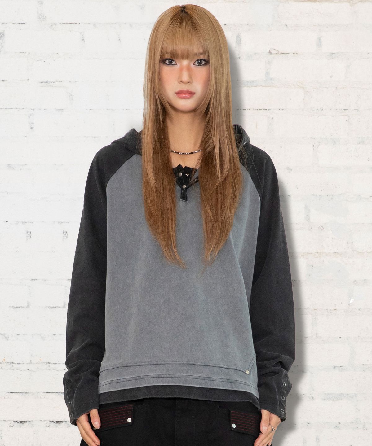 엑스톤즈(XTONZ) XTT170 래글런 헨리넥 워싱 크롭 후디 (BLACK)