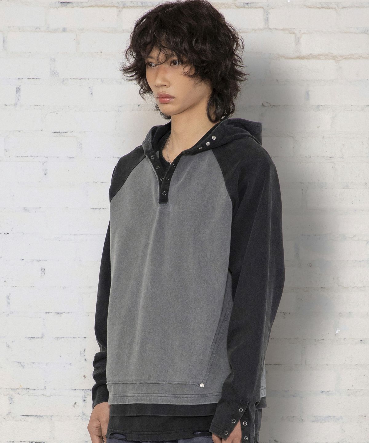 엑스톤즈(XTONZ) XTT170 래글런 헨리넥 워싱 크롭 후디 (BLACK)