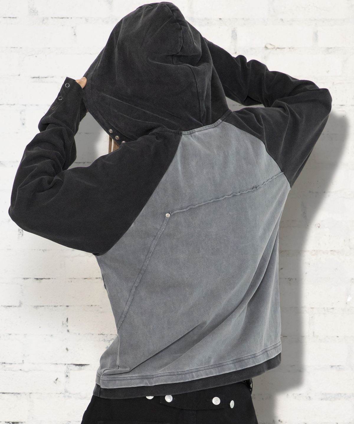 엑스톤즈(XTONZ) XTT170 래글런 헨리넥 워싱 크롭 후디 (BLACK)