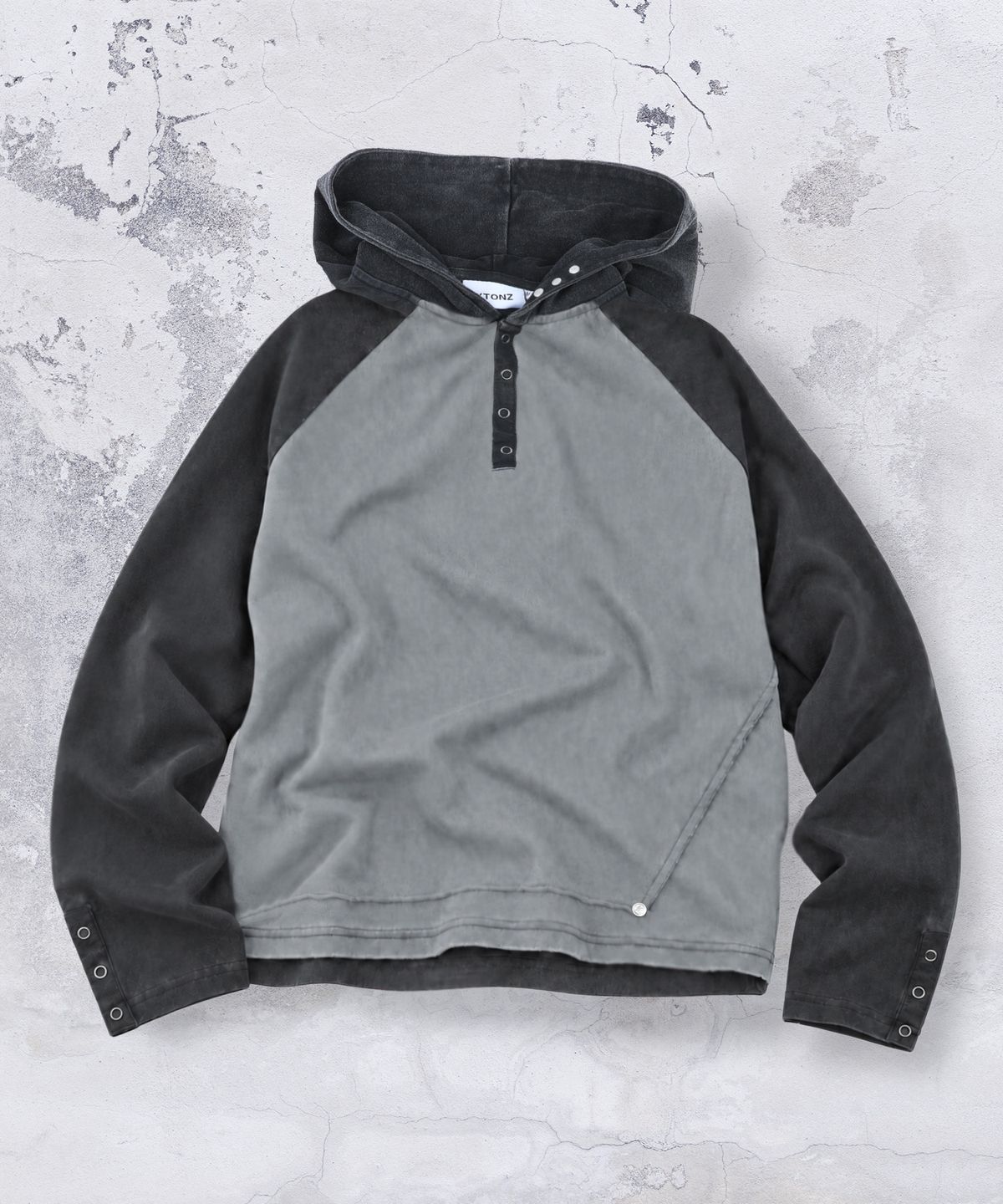 엑스톤즈(XTONZ) XTT170 래글런 헨리넥 워싱 크롭 후디 (BLACK)