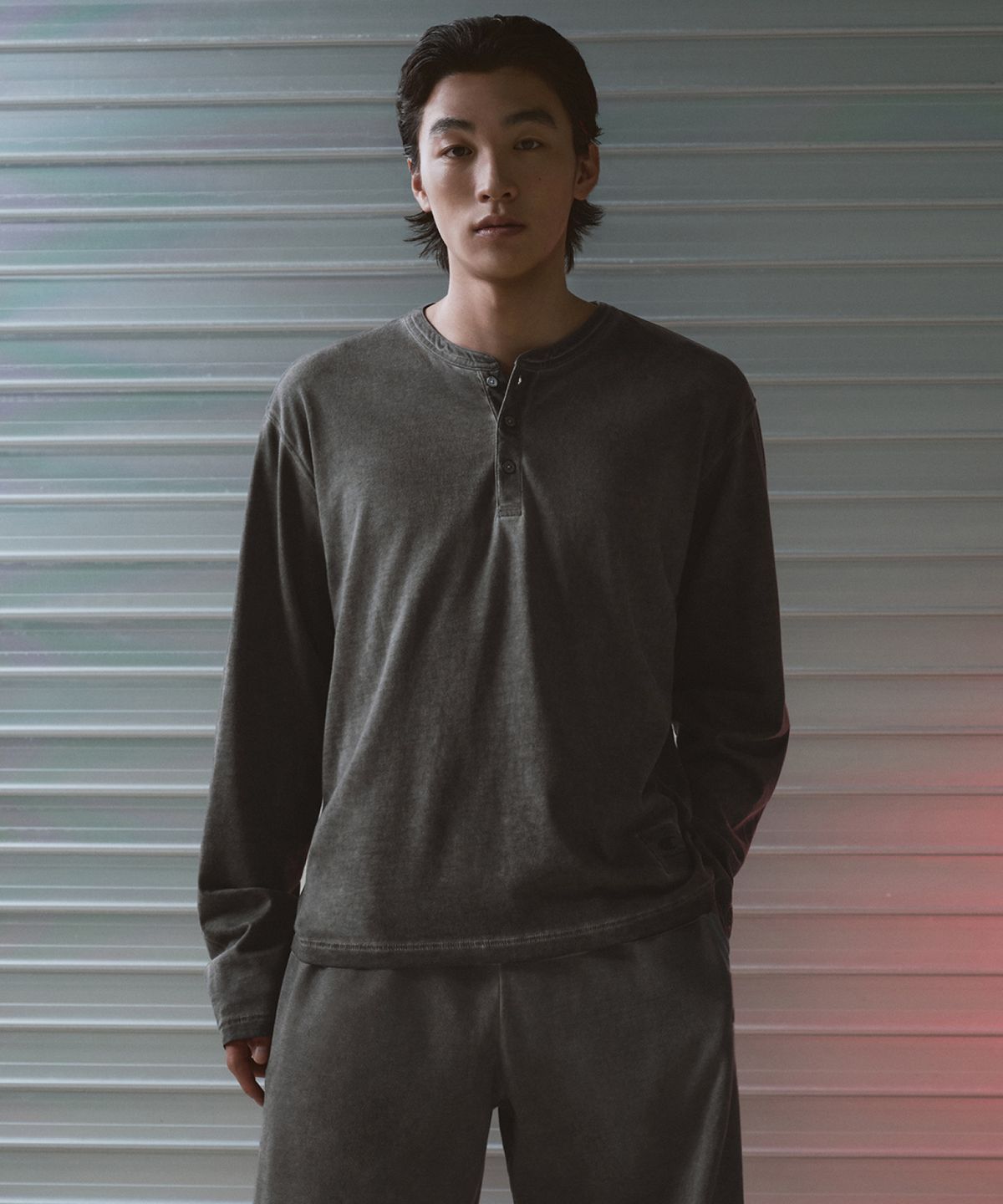 무신사 스탠다드(MUSINSA STANDARD) [챔피온 컬래버] 루나 다이드 헨리 넥 긴소매 크롭 티셔츠 [차콜 그레이]