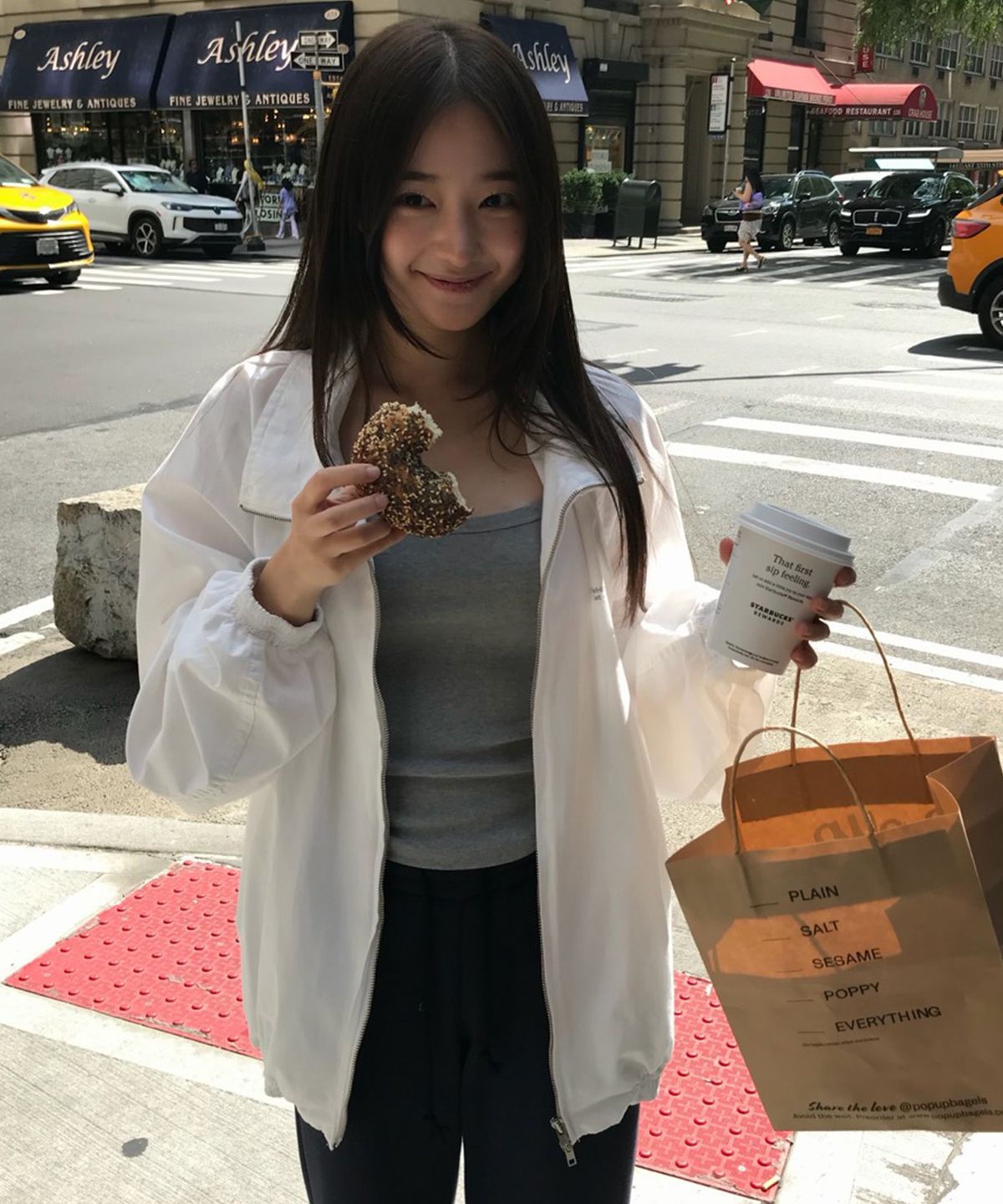 썸웨어버터(SOMEWHEREBUTTER) Deen Bomber Jacket - White
