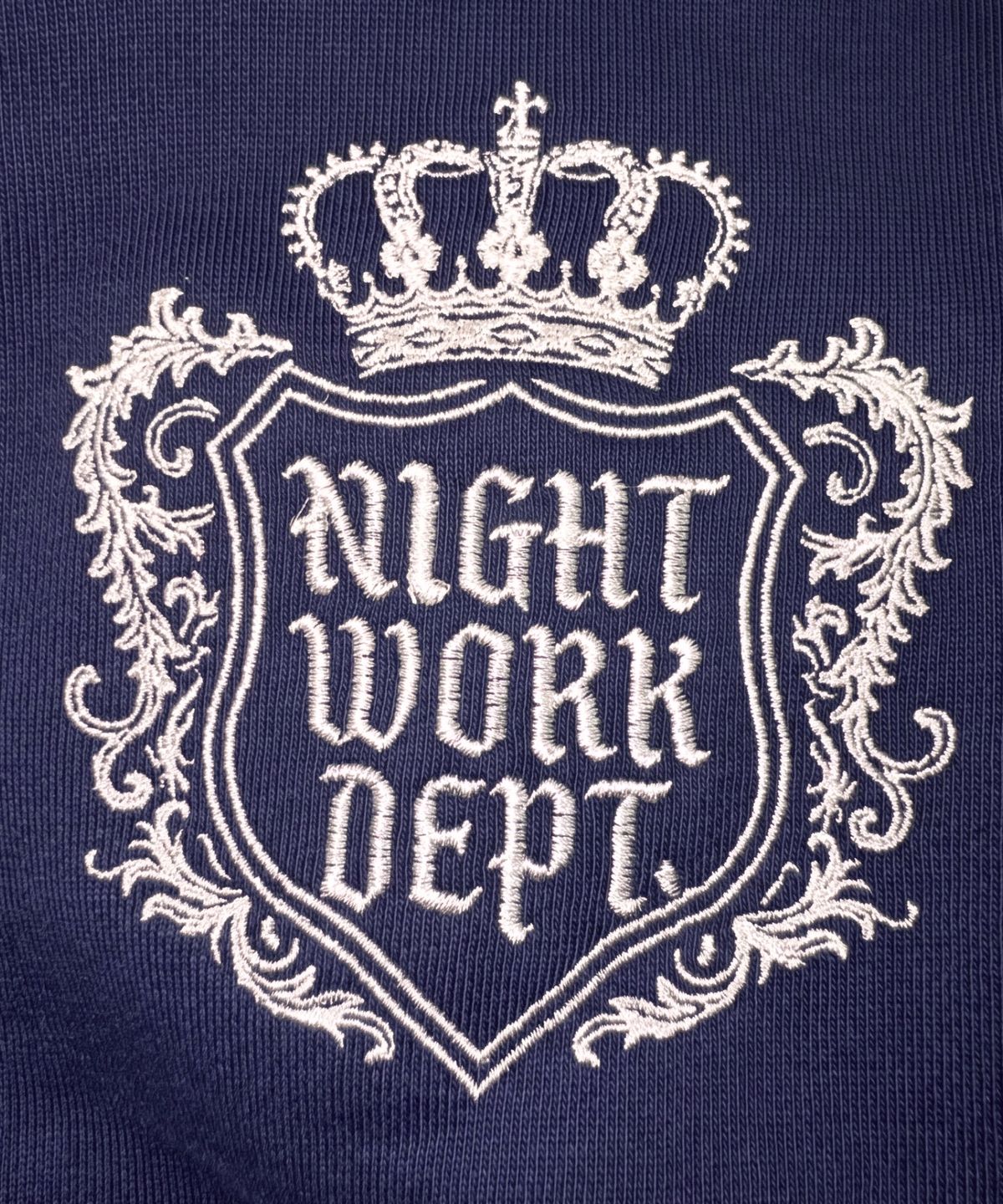 나이트워크뎁(NIGHTWORKDEPT) 아카이브 크레스트 후디_네이비
