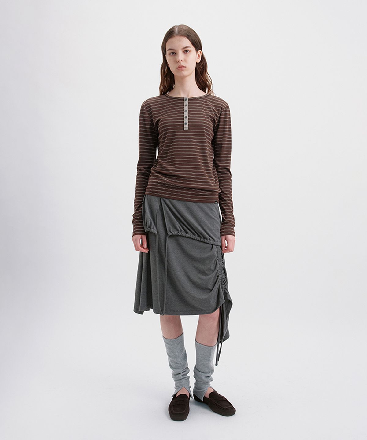 시메트릭 퍼센트(SYMMETRICPERCENT) Striped Henley Neck Top / Brown