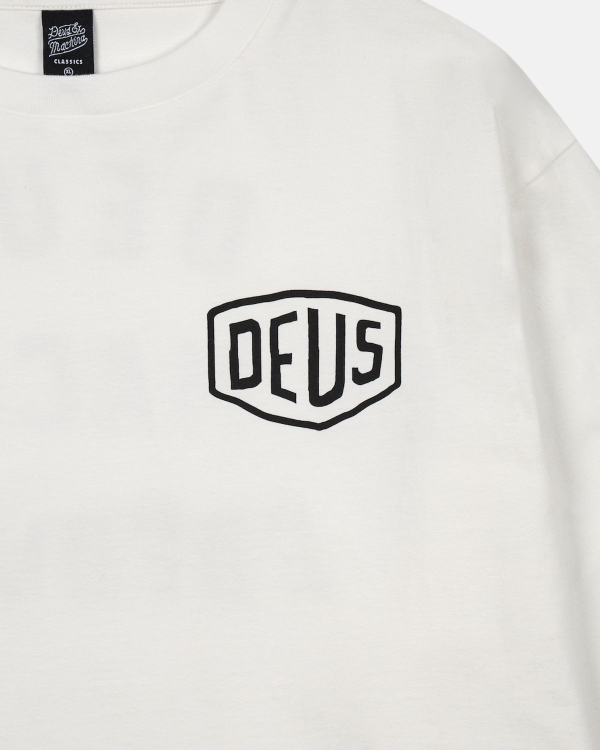 데우스 엑스 마키나(DEUS EX MACHINA) Seoul College Address Ls Tee_White