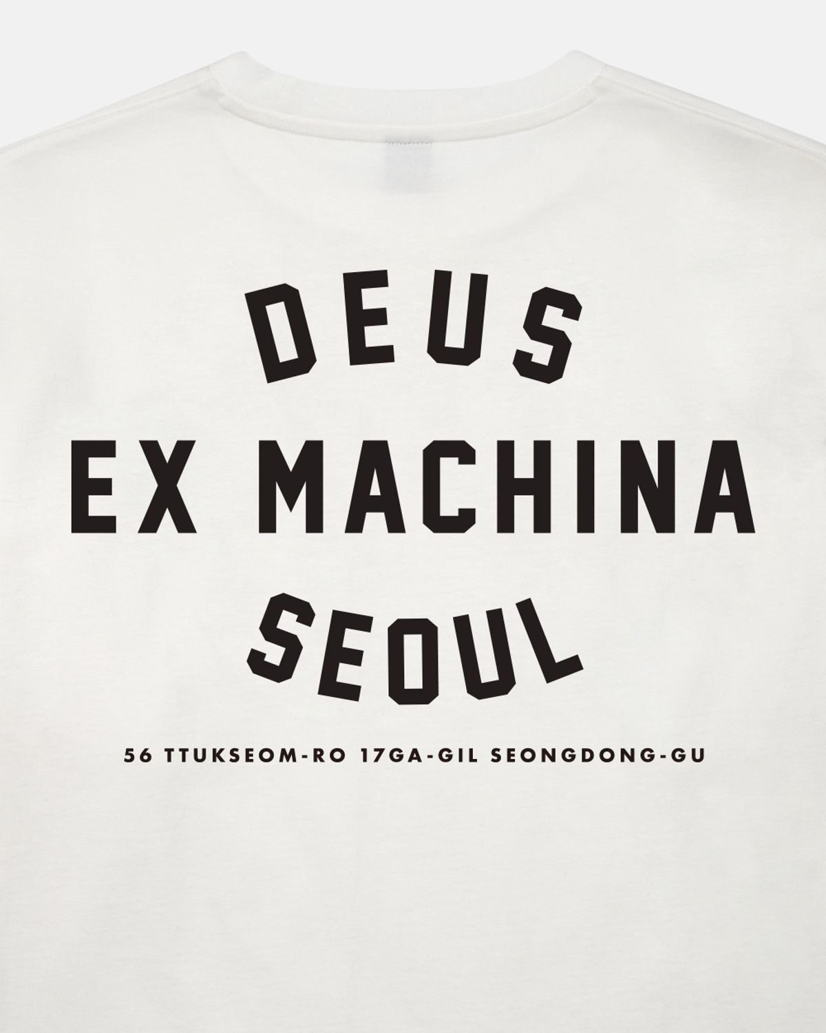 데우스 엑스 마키나(DEUS EX MACHINA) Seoul College Address Ls Tee_White