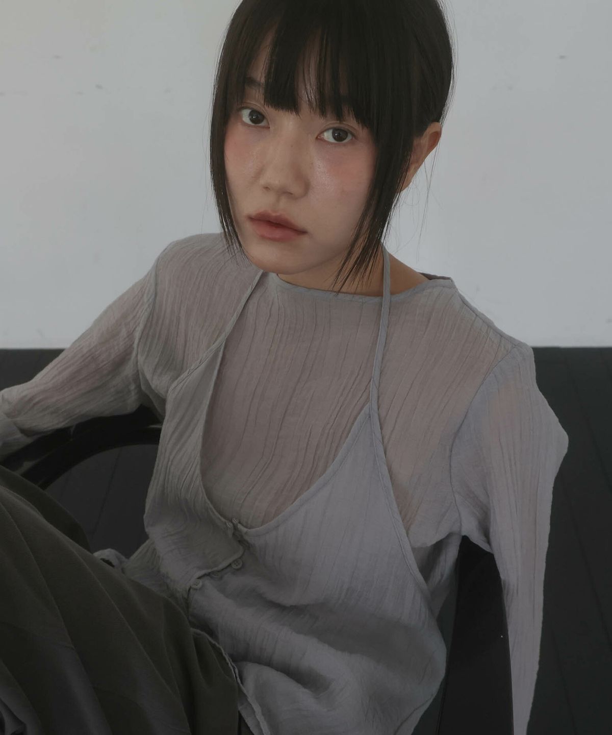 린테(LYNTE) Wrinkle Halter Blouse Set (Gray)