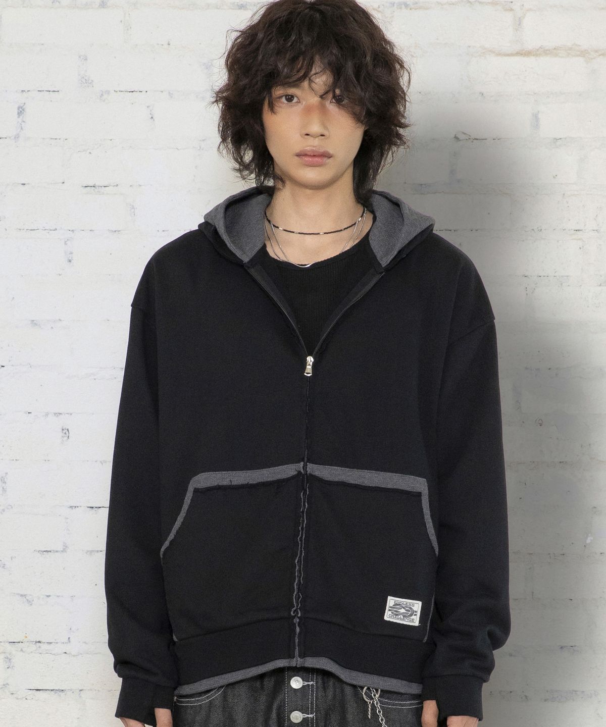 엑스톤즈(XTONZ) XTT169 핑거홀 와플 레이어드 크롭 후드 집업 (BLACK)