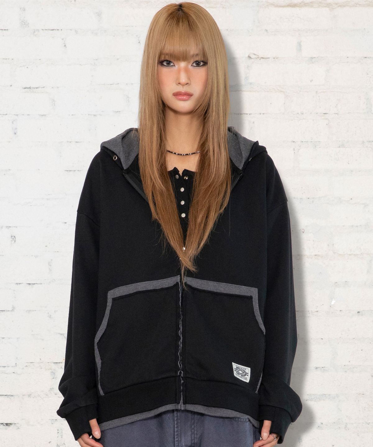 엑스톤즈(XTONZ) XTT169 핑거홀 와플 레이어드 크롭 후드 집업 (BLACK)