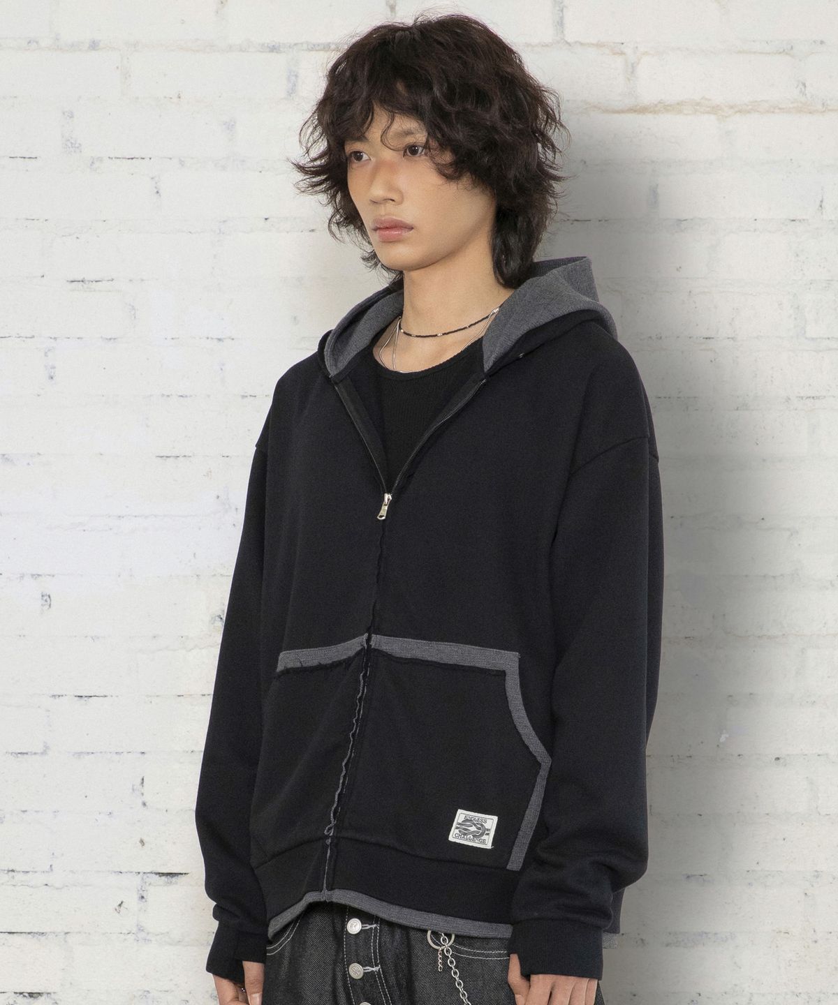 엑스톤즈(XTONZ) XTT169 핑거홀 와플 레이어드 크롭 후드 집업 (BLACK)