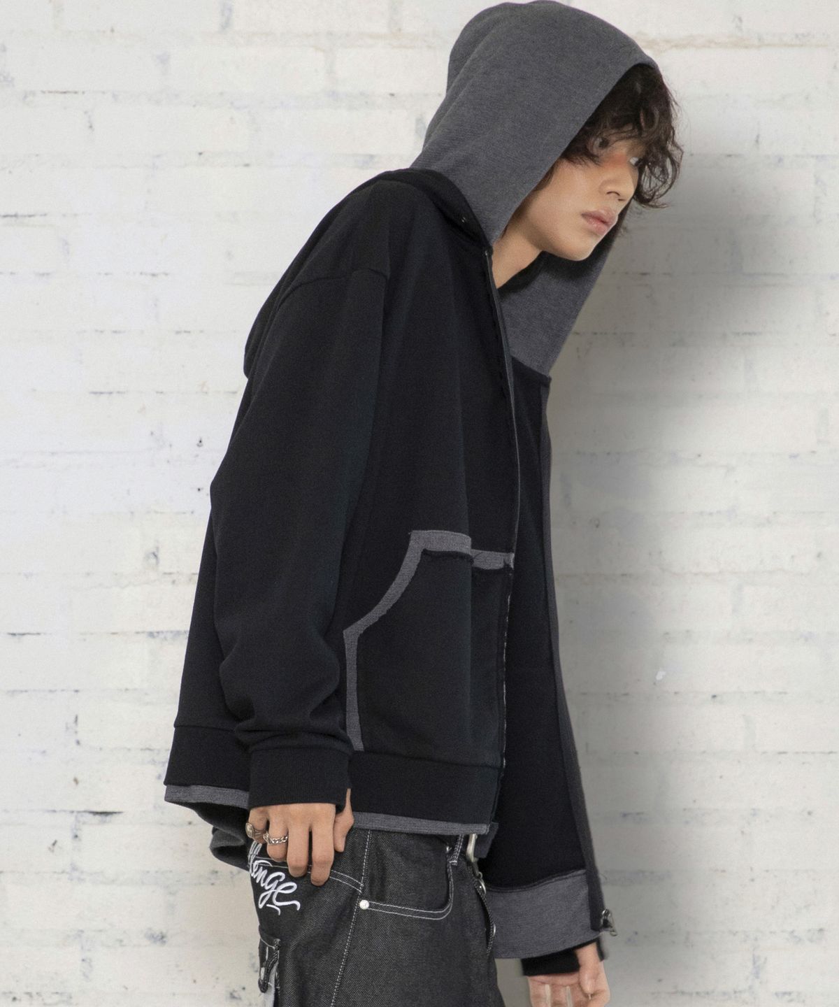 엑스톤즈(XTONZ) XTT169 핑거홀 와플 레이어드 크롭 후드 집업 (BLACK)