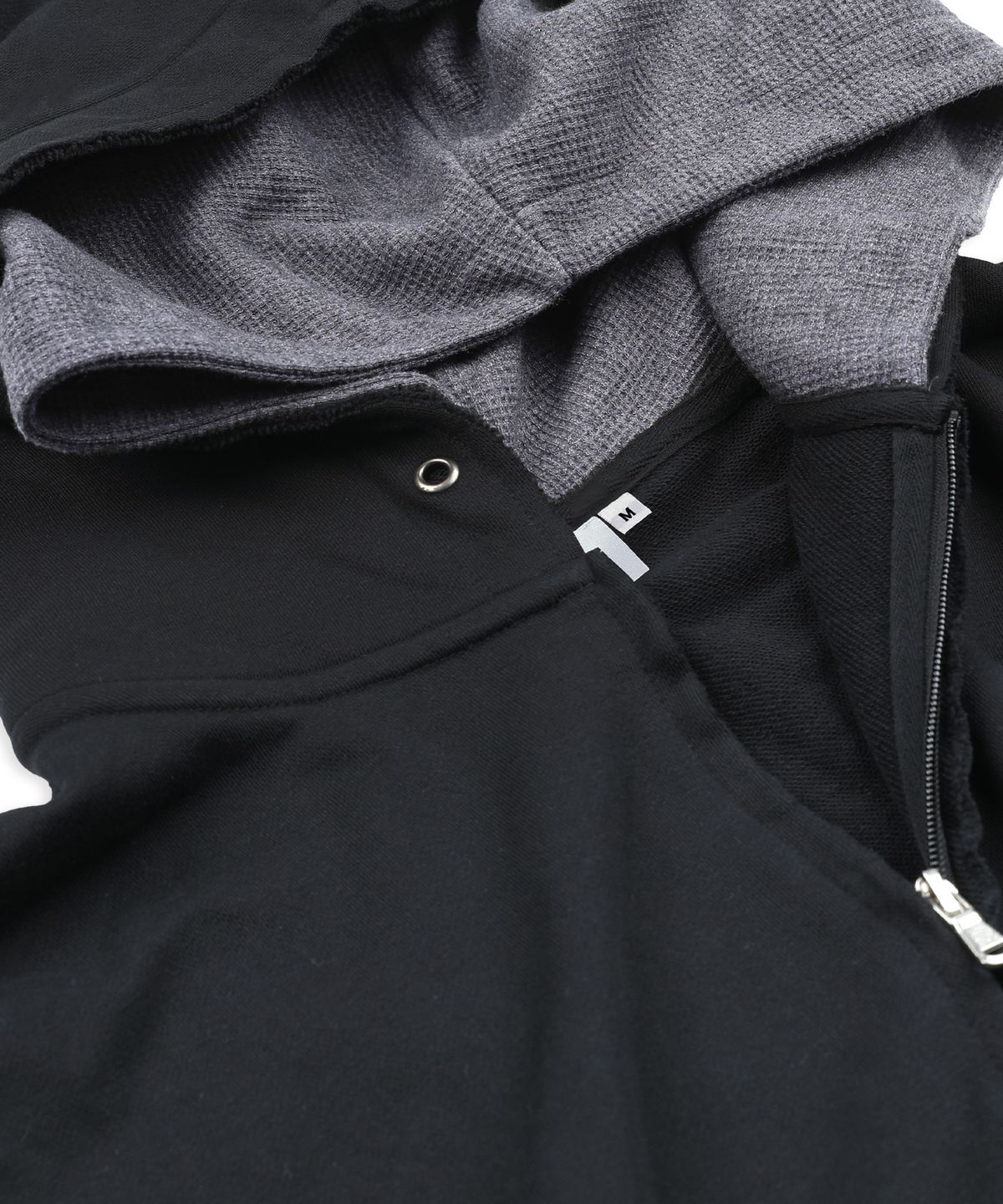 엑스톤즈(XTONZ) XTT169 핑거홀 와플 레이어드 크롭 후드 집업 (BLACK)