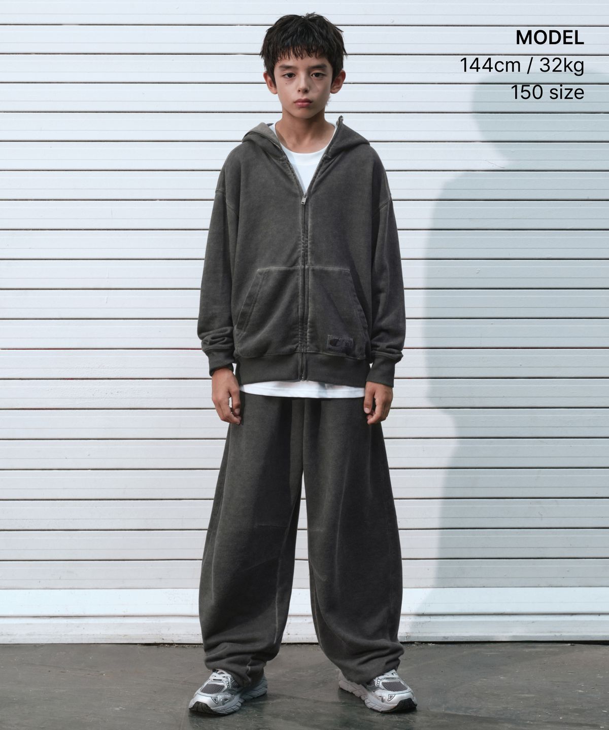 무신사 스탠다드 키즈(MUSINSA STANDARD KIDS) [챔피온 컬래버] 루나 다이드 바라클라바 후디드 스웨트 집업 [차콜 그레이]