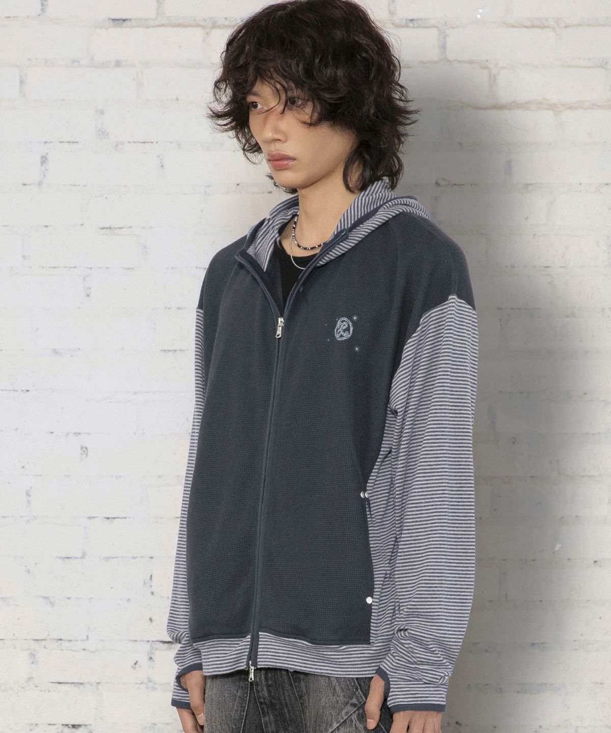 엑스톤즈(XTONZ) XTT171 스트라이프 믹스 와플 하이넥 크롭 후드 집업 (NAVY)