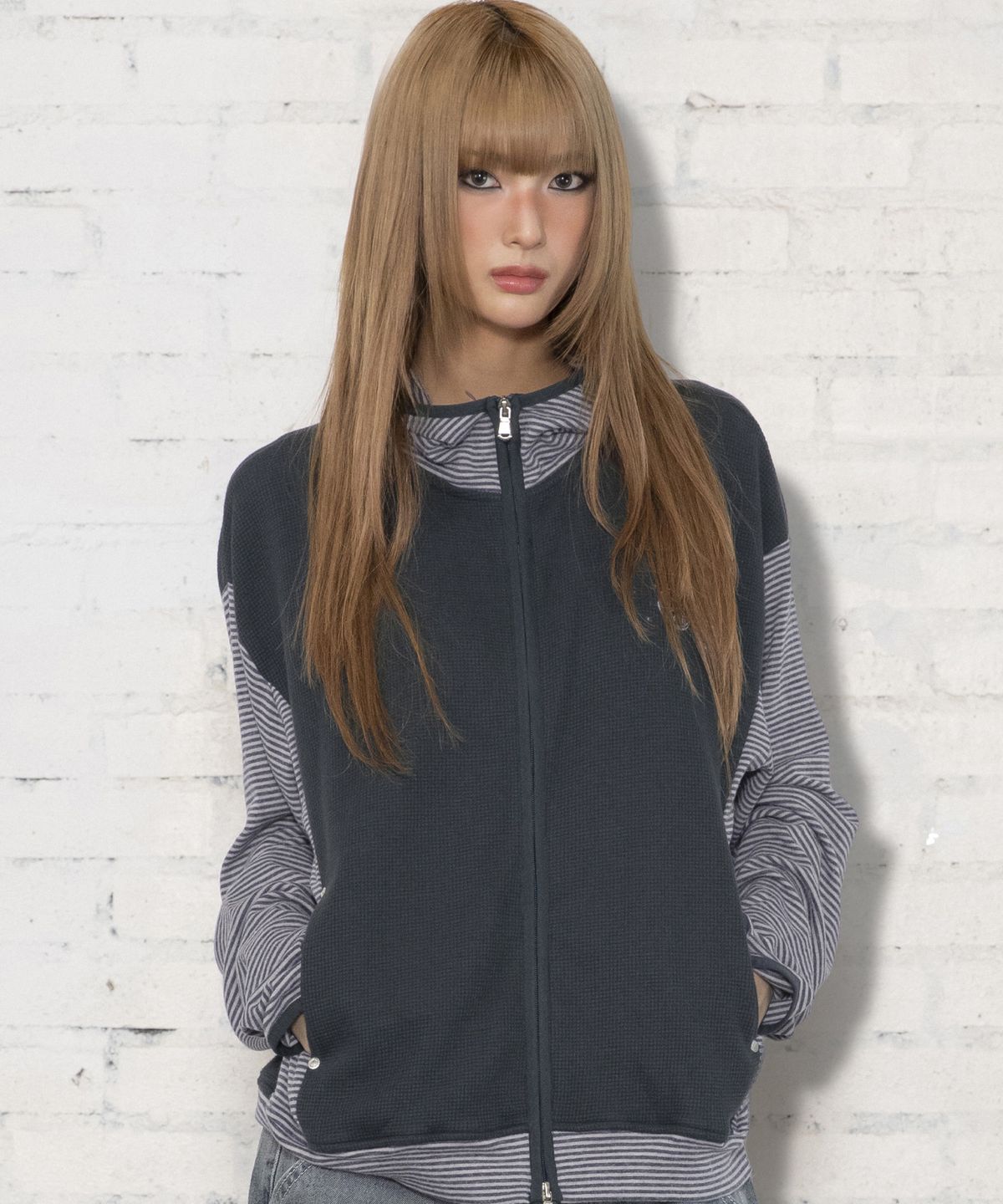 엑스톤즈(XTONZ) XTT171 스트라이프 믹스 와플 하이넥 크롭 후드 집업 (NAVY)
