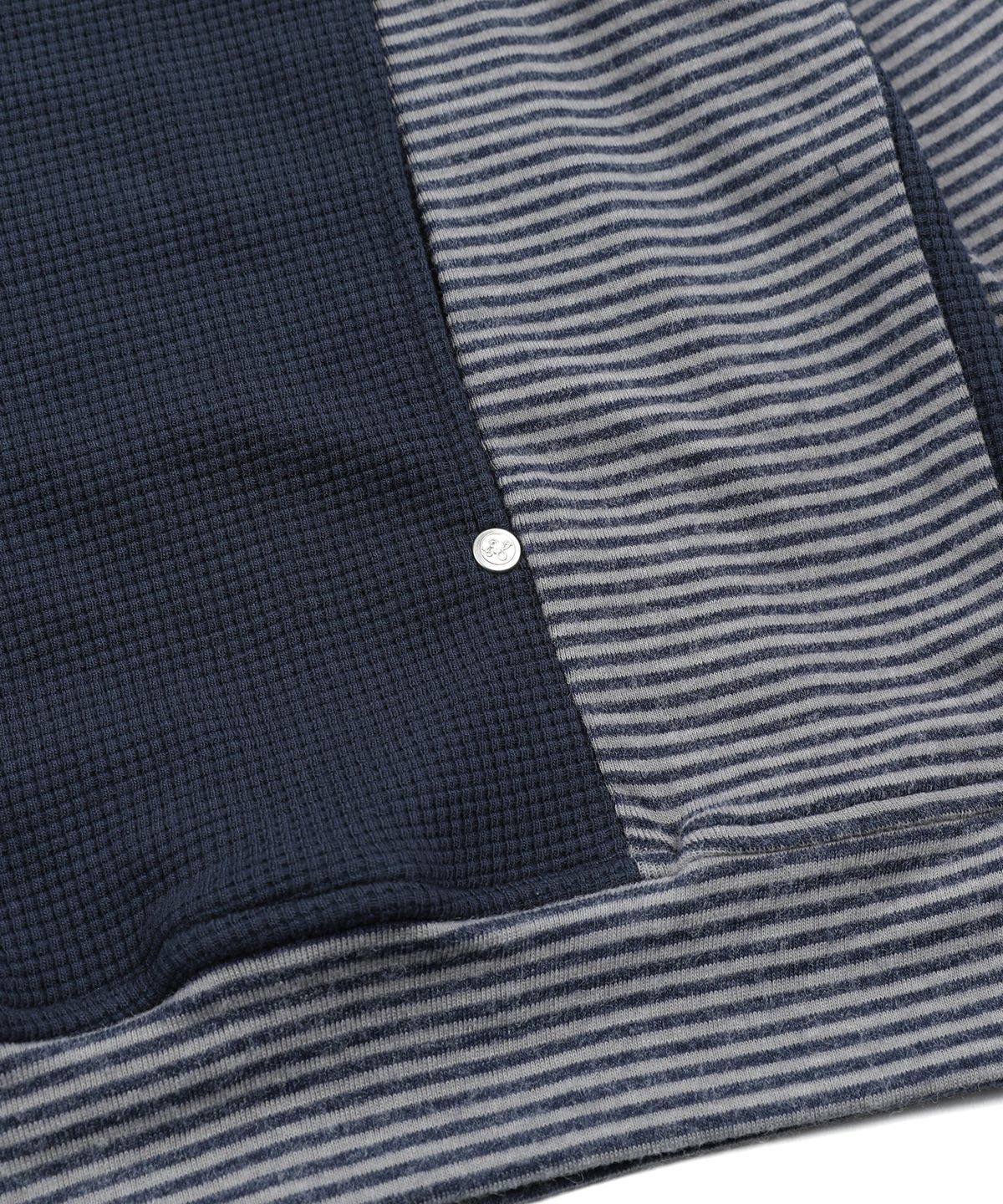 엑스톤즈(XTONZ) XTT171 스트라이프 믹스 와플 하이넥 크롭 후드 집업 (NAVY)