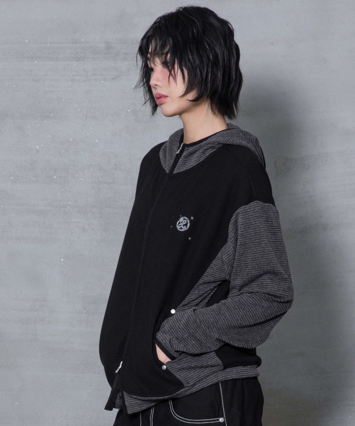 엑스톤즈(XTONZ) XTT171 스트라이프 믹스 와플 하이넥 크롭 후드 집업 (BLACK)