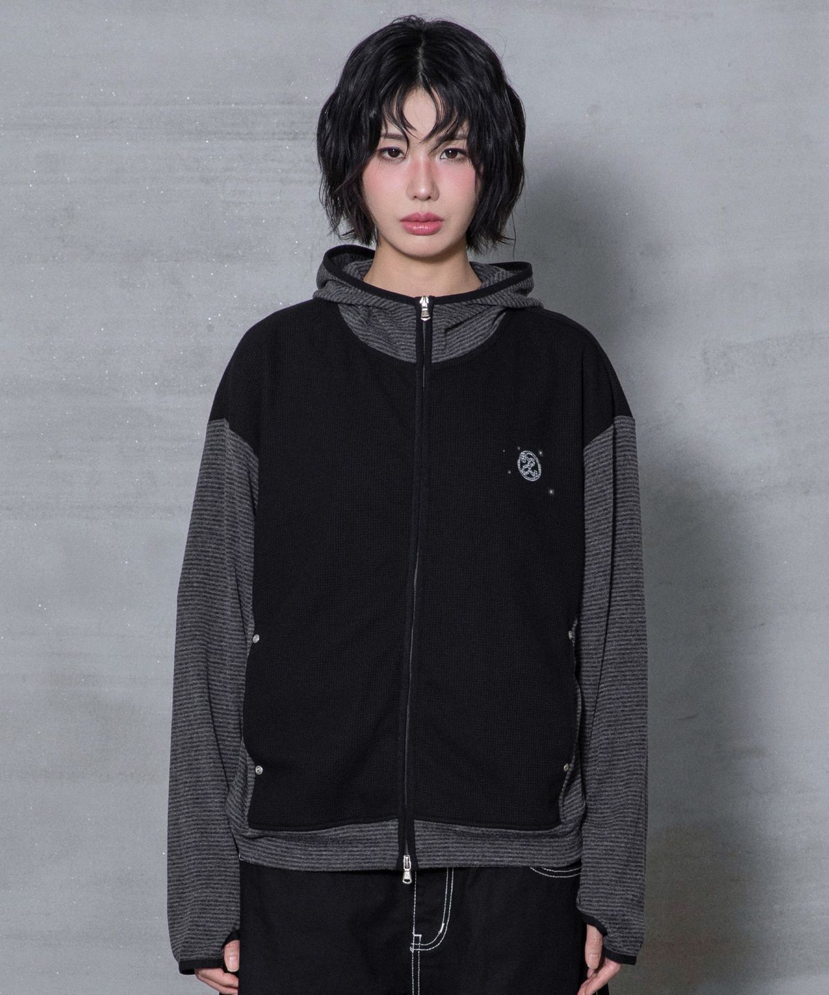 엑스톤즈(XTONZ) XTT171 스트라이프 믹스 와플 하이넥 크롭 후드 집업 (BLACK)
