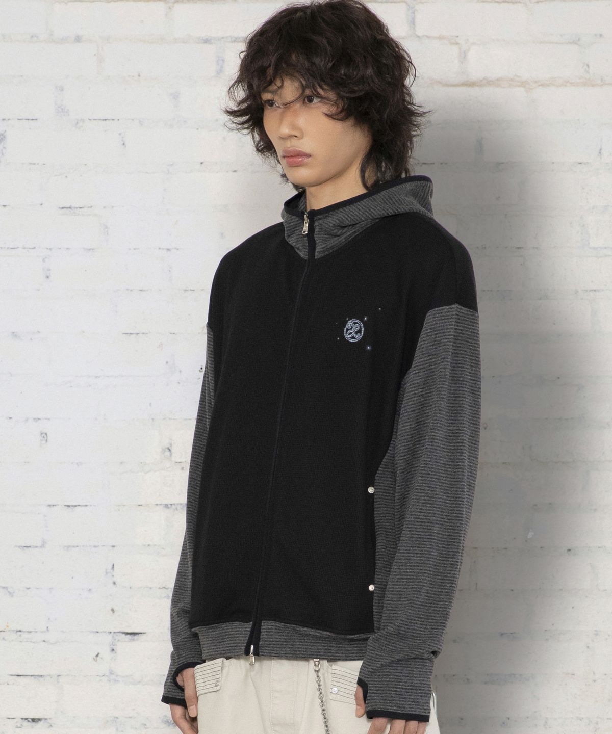 엑스톤즈(XTONZ) XTT171 스트라이프 믹스 와플 하이넥 크롭 후드 집업 (BLACK)