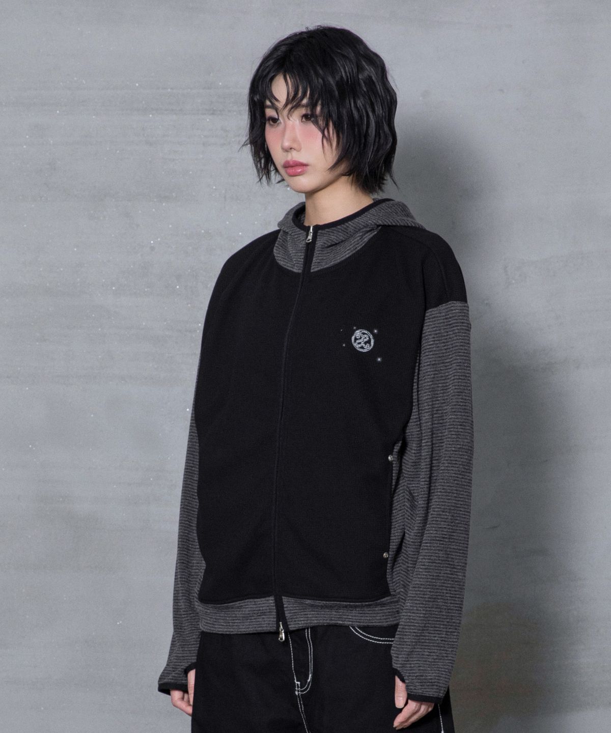 엑스톤즈(XTONZ) XTT171 스트라이프 믹스 와플 하이넥 크롭 후드 집업 (BLACK)