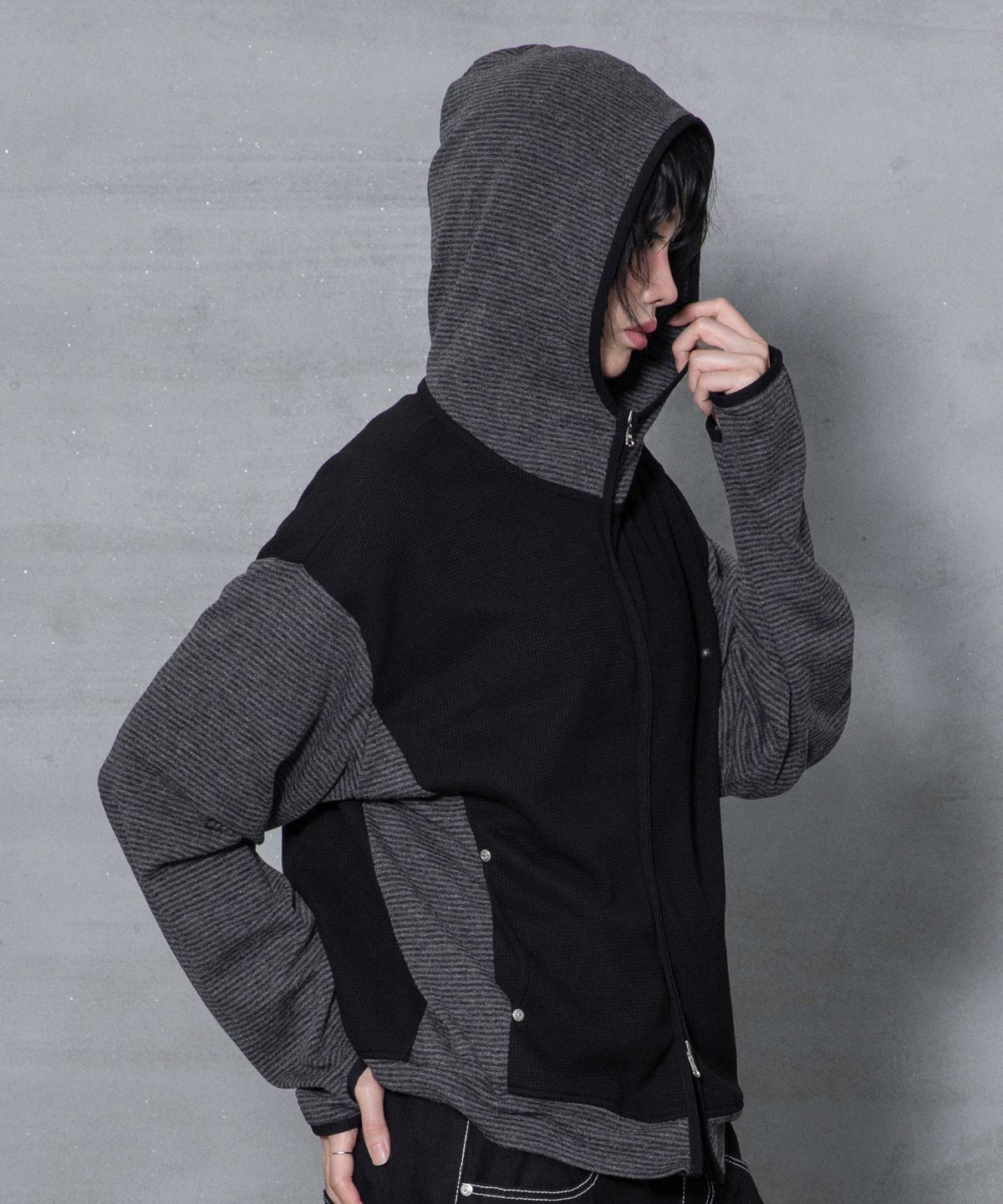 엑스톤즈(XTONZ) XTT171 스트라이프 믹스 와플 하이넥 크롭 후드 집업 (BLACK)