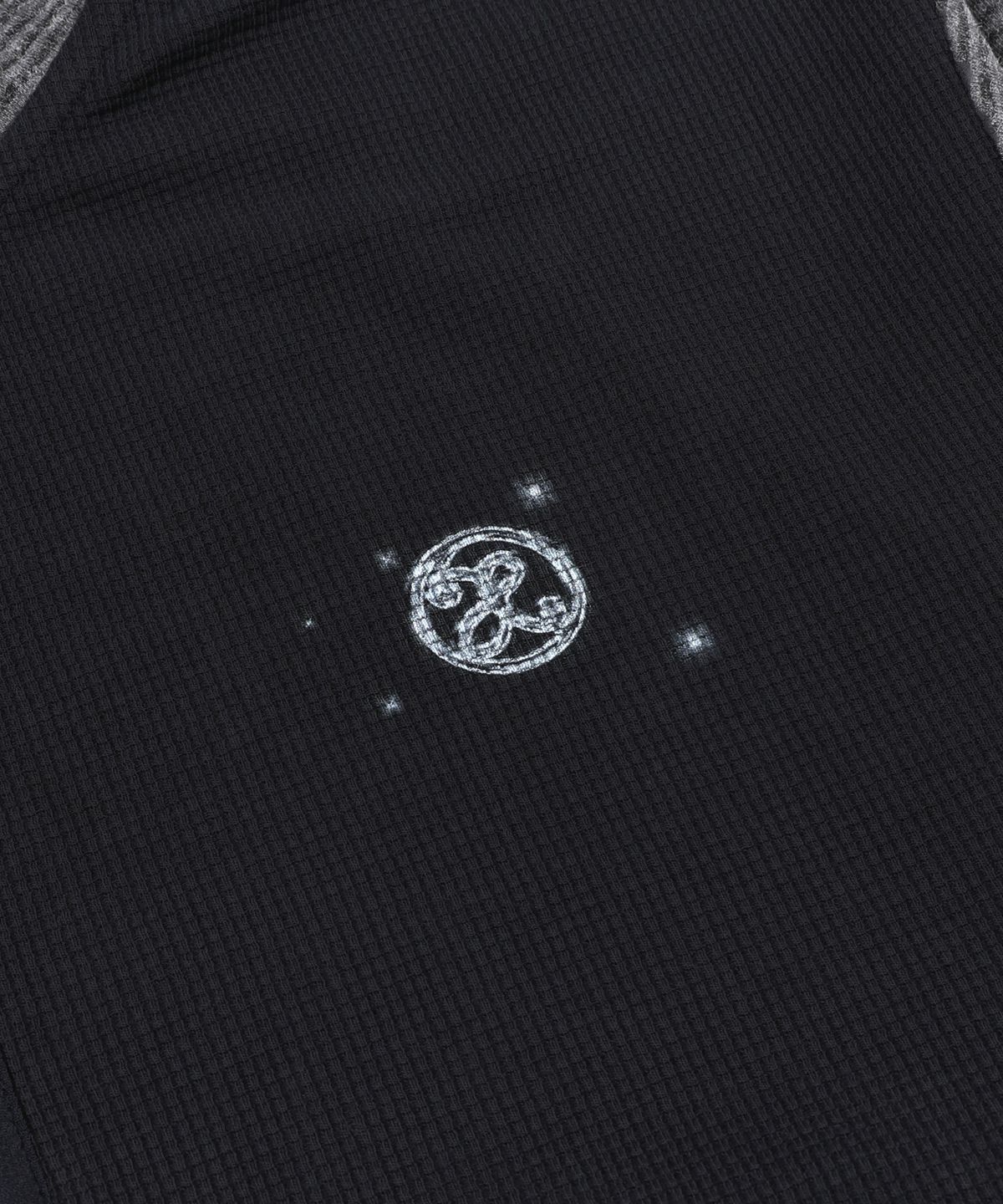 엑스톤즈(XTONZ) XTT171 스트라이프 믹스 와플 하이넥 크롭 후드 집업 (BLACK)
