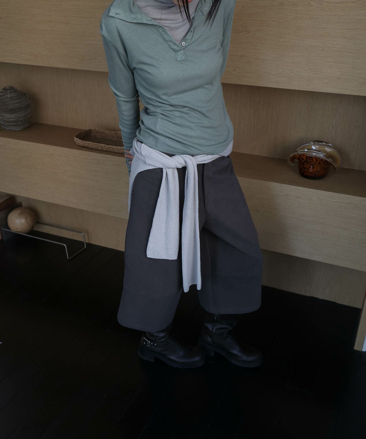 린테(LYNTE) Cutline Bermuda Pants (Dark Gray)