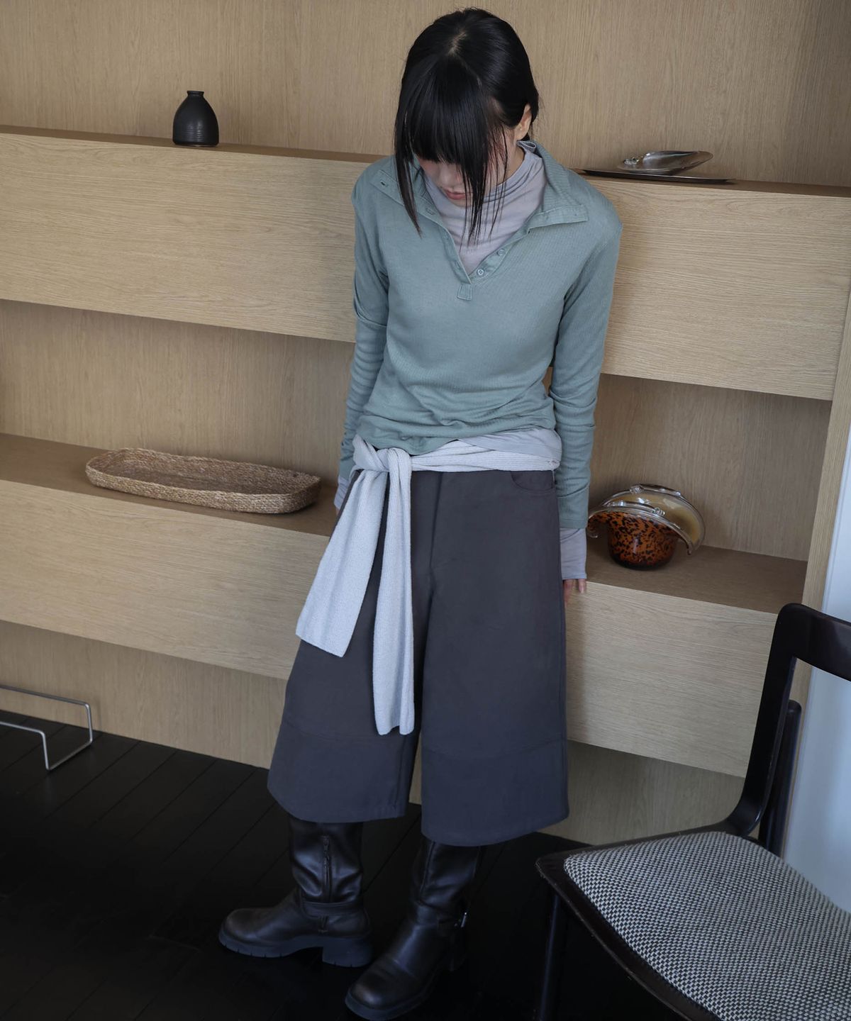 린테(LYNTE) Cutline Bermuda Pants (Dark Gray)